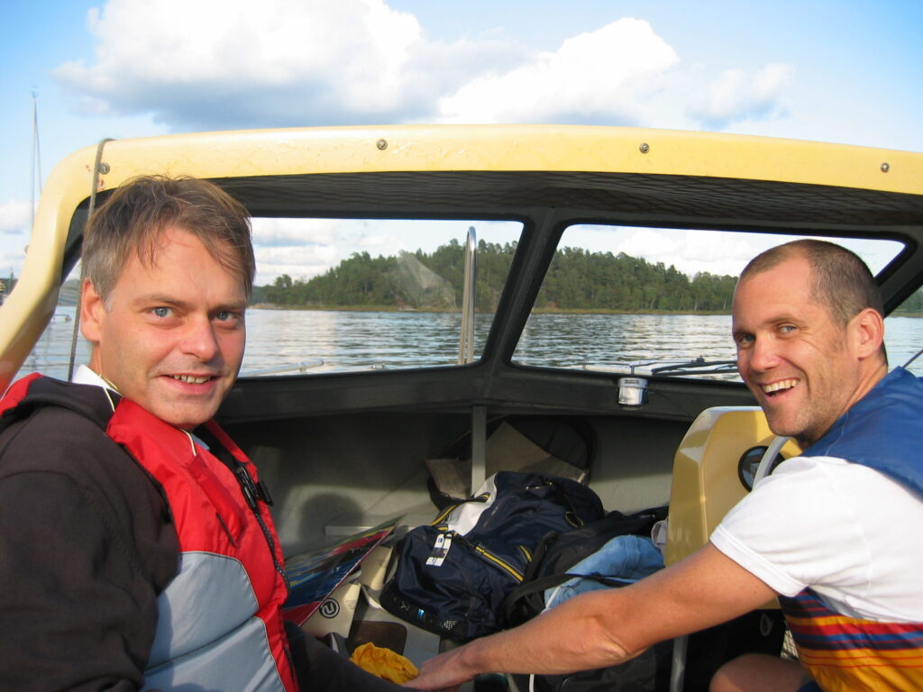 Henrik Rinder och Nisse i motorbåt