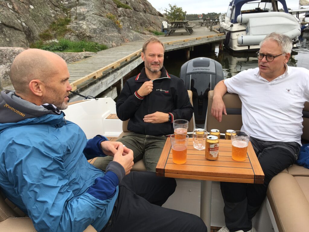 Nisse, Kalle och Henrik Rinder relaxar