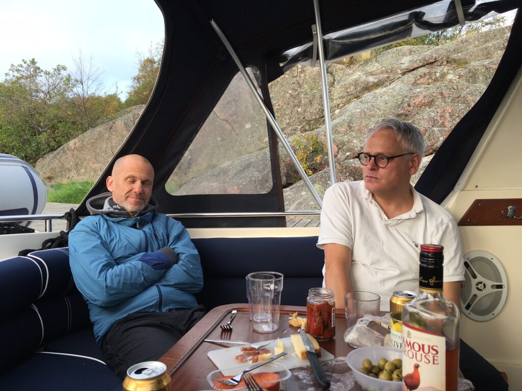 Nisse och Henrik Rinder snacksar